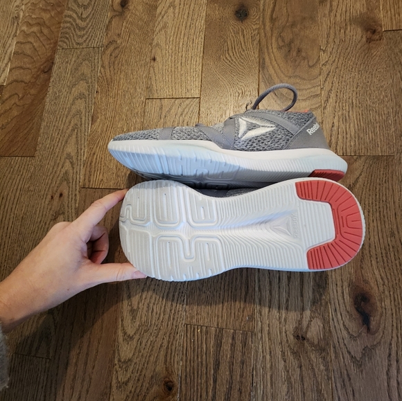 Reebok size 7 ladies runners - Picture 2 of 2